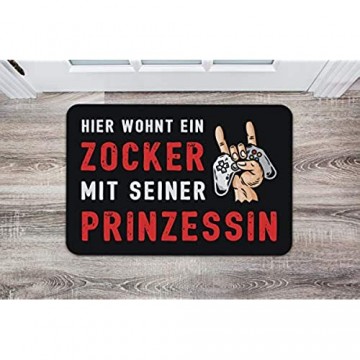 Tassenbrennerei Fußmatte mit Spruch Hier wohnt EIN Zocker mit Seiner Prinzessin - Türmatte lustig für innen & außen waschbar - Deutsche Qualität