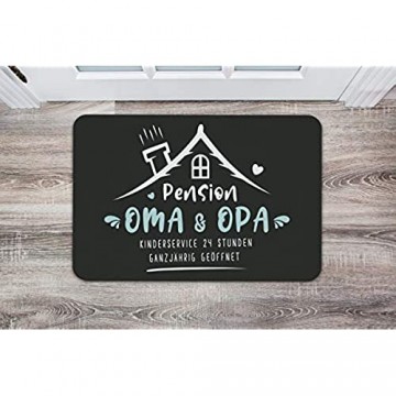 Tassenbrennerei Fußmatte mit Spruch Pension Oma & Opa Kinderservice 24 Stunden Ganzjährig geöffnet - Geschenk Türmatte lustig für innen & außen waschbar - Deutsche Qualität (Oma & Opa)